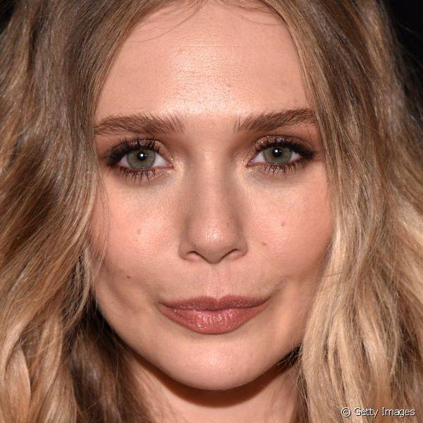 Elizabeth Olsen usou uma make super iluminada e minimalista em evento de cinema em Nova York